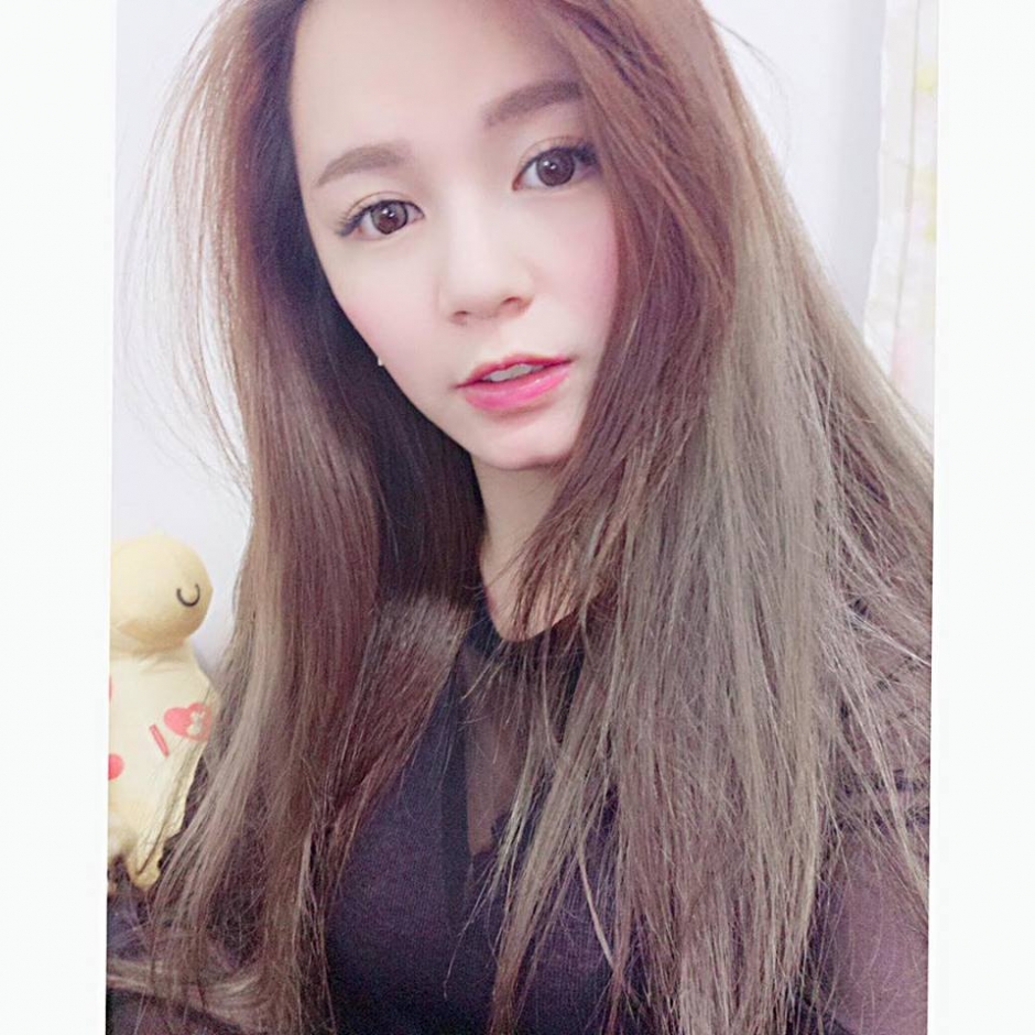 台湾美女小亚低胸自拍照