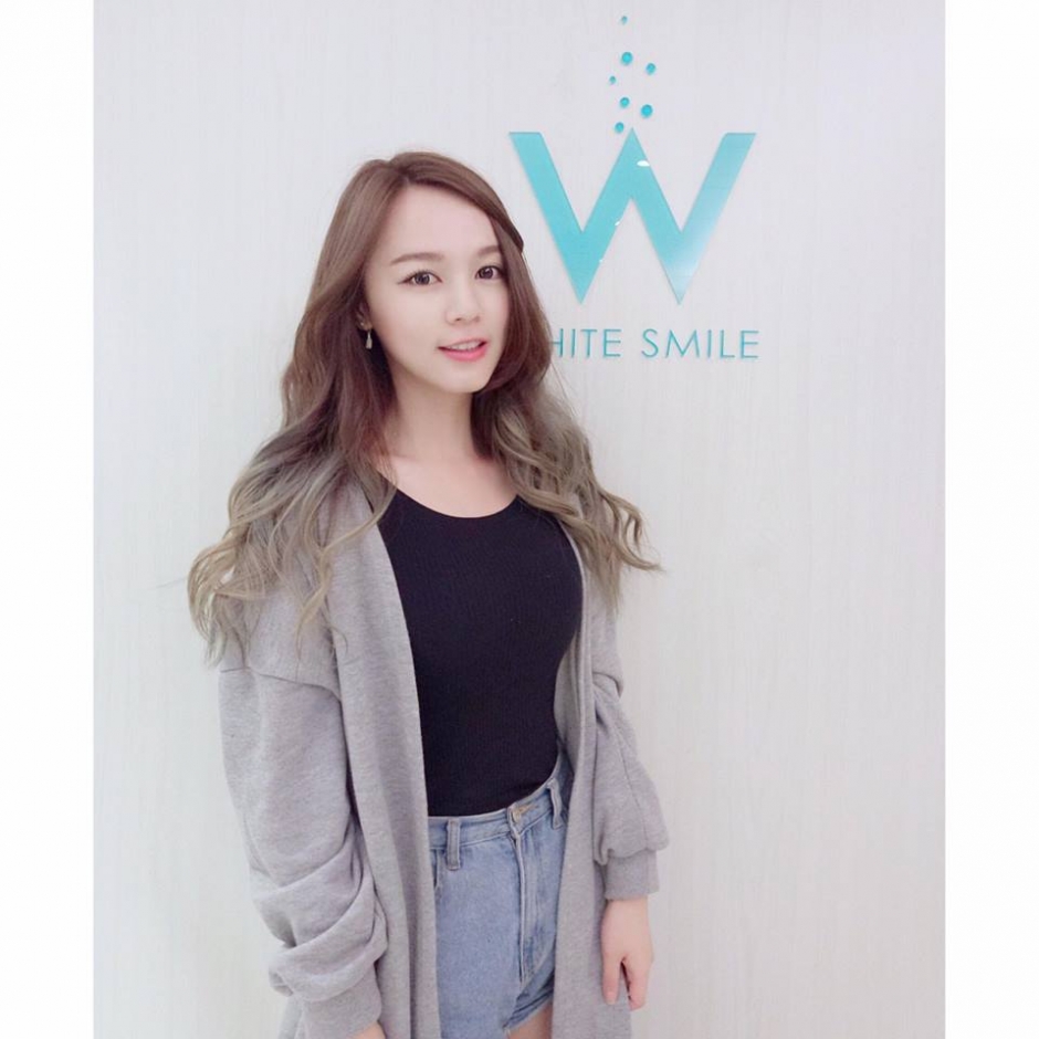 台湾美女小亚低胸自拍照