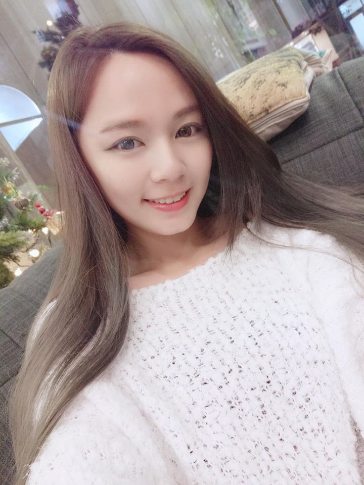 台湾美女小亚低胸自拍照