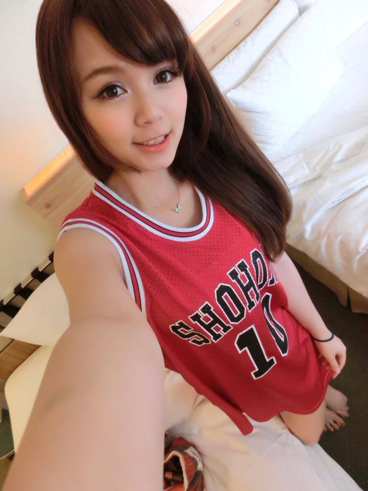 台湾美女小亚低胸自拍照