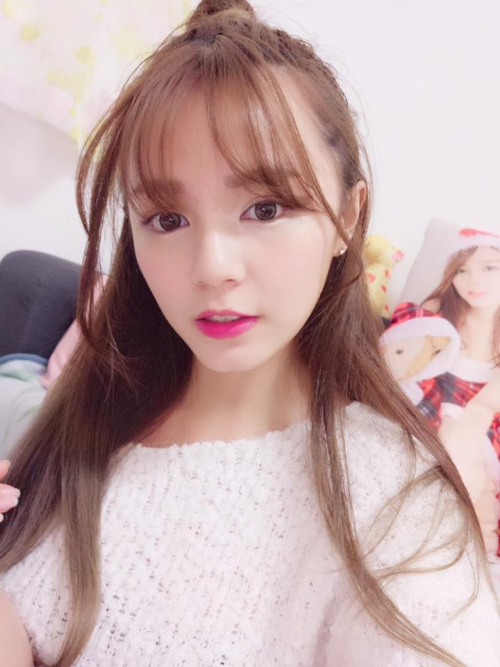 台湾美女小亚低胸自拍照