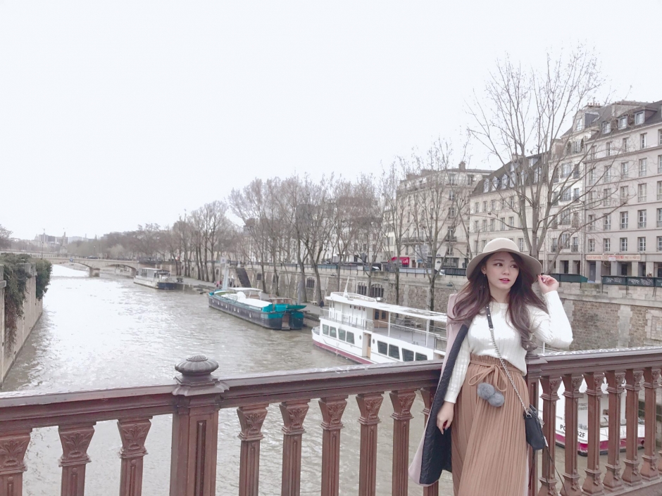 台湾美女小亚低胸自拍照