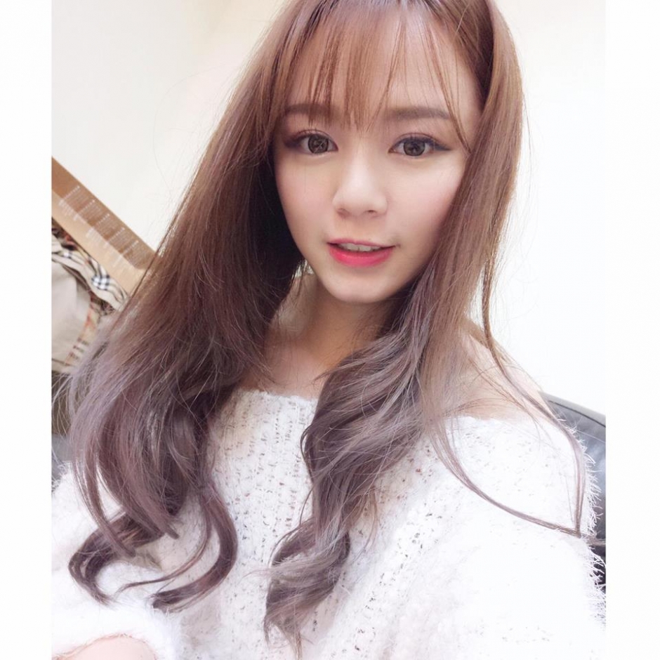 台湾美女小亚低胸自拍照