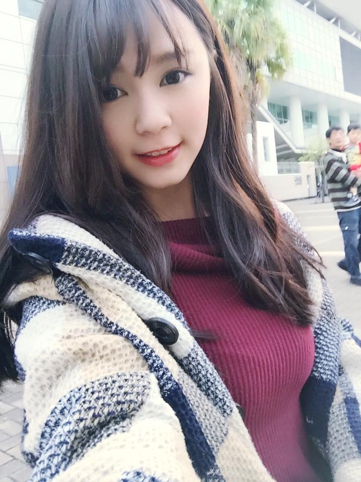 台湾美女小亚低胸自拍照