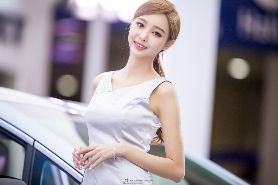 韩国美女车模郑恩惠车展写真气质迷人