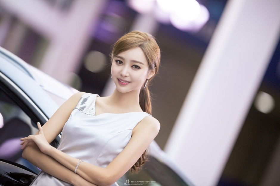 韩国美女车模郑恩惠车展写真气质迷人