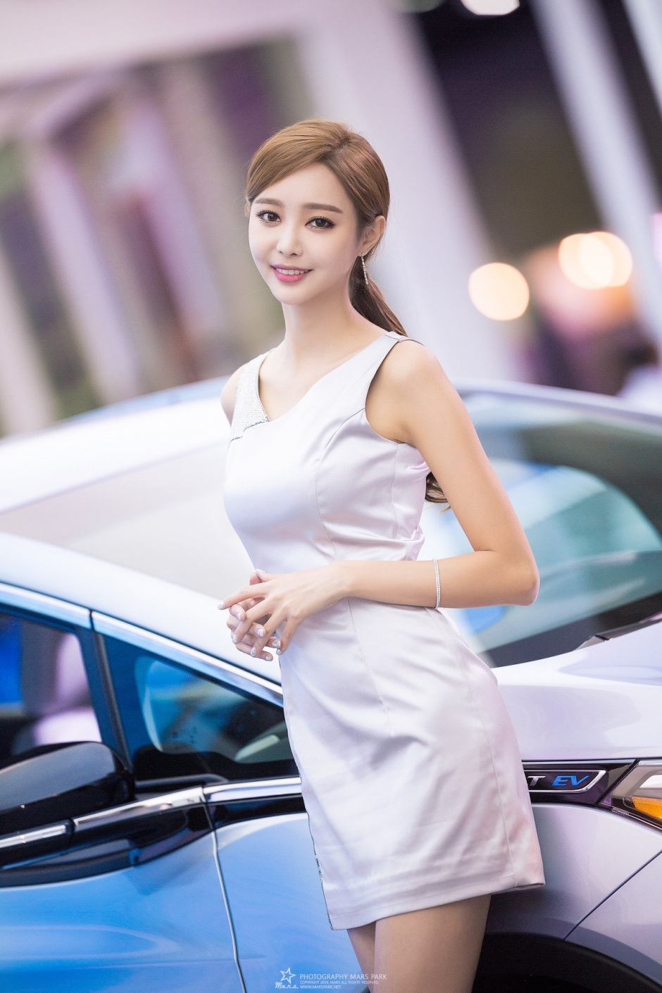 韩国美女车模郑恩惠车展写真气质迷人