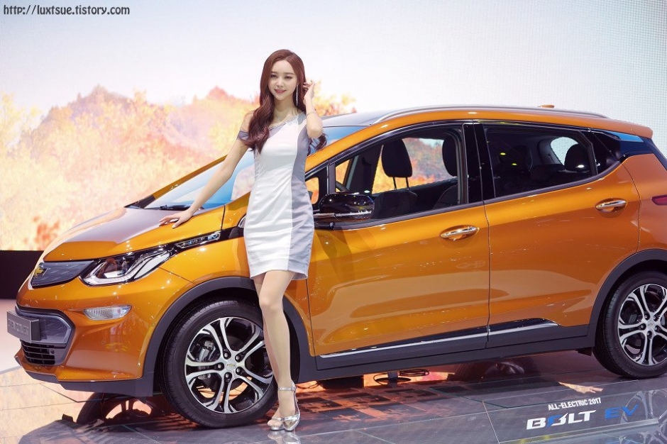 韩国美女车模郑恩惠车展写真气质迷人