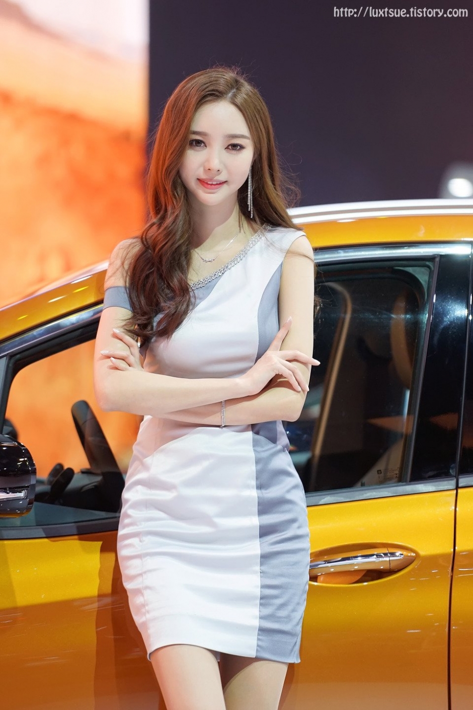 韩国美女车模郑恩惠车展写真气质迷人