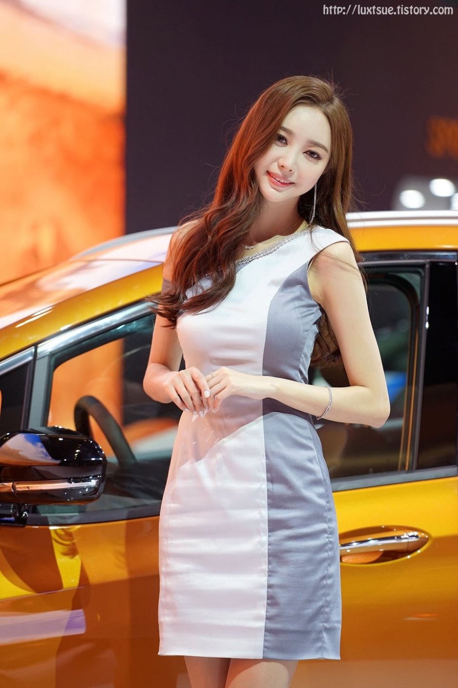 韩国美女车模郑恩惠车展写真气质迷人