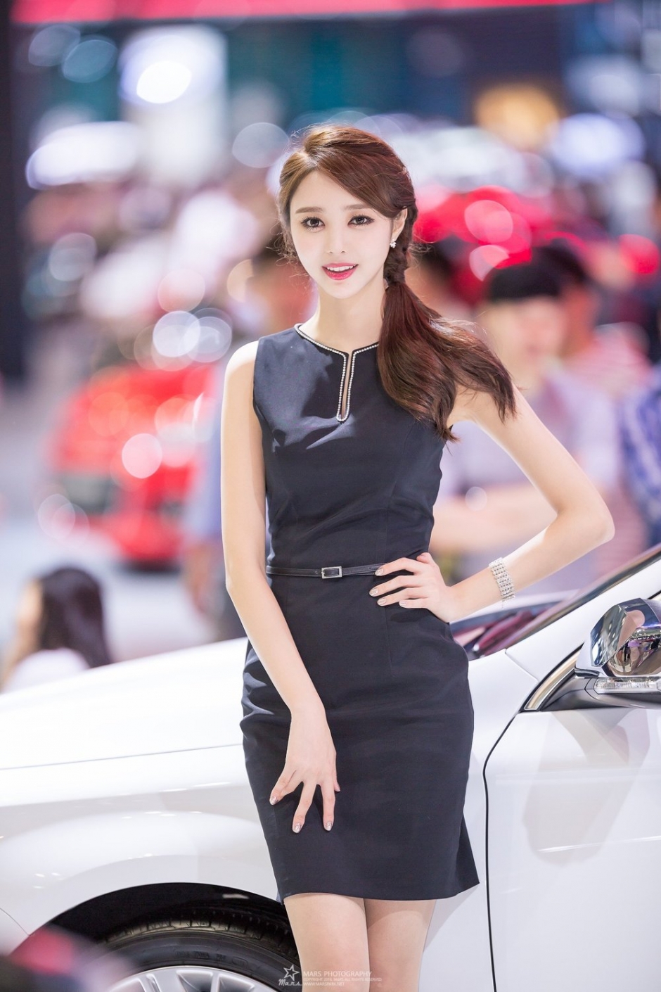 韩国美女车模郑恩惠车展写真气质迷人