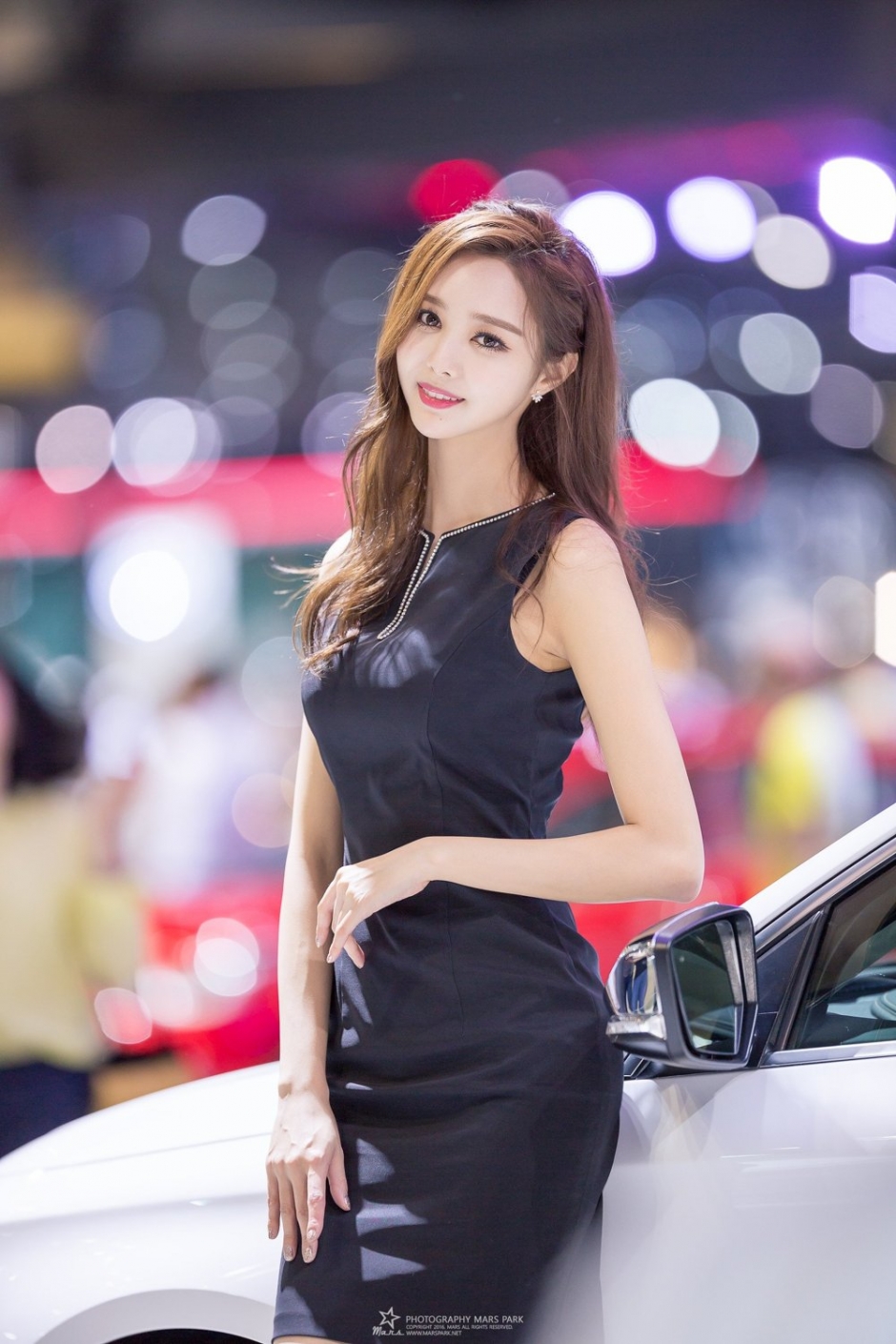韩国美女车模郑恩惠车展写真气质迷人