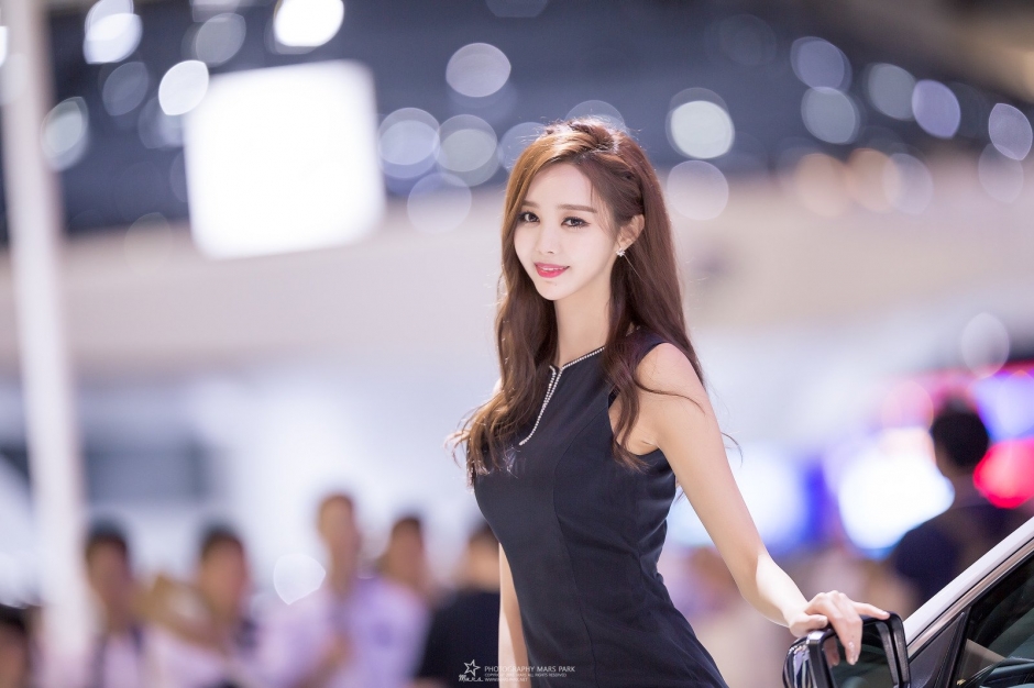 韩国美女车模郑恩惠车展写真气质迷人