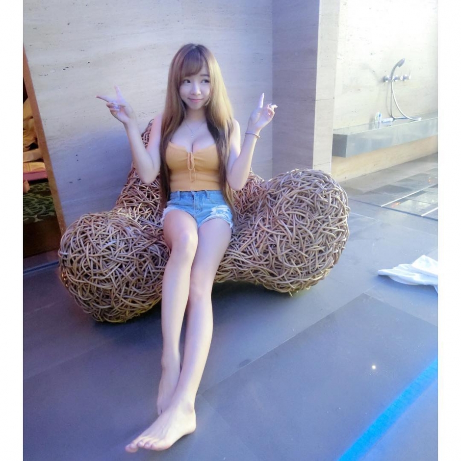 台湾美女赵姿瑜性感私房照丰满诱惑