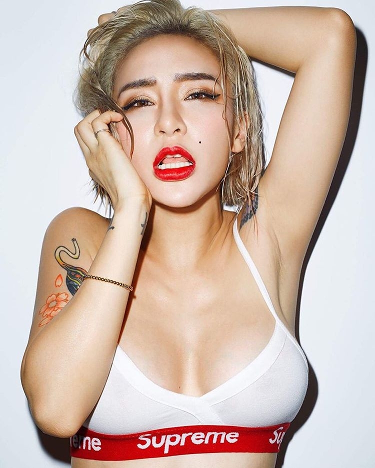 翘臀美女梁云菲性感内衣私房照