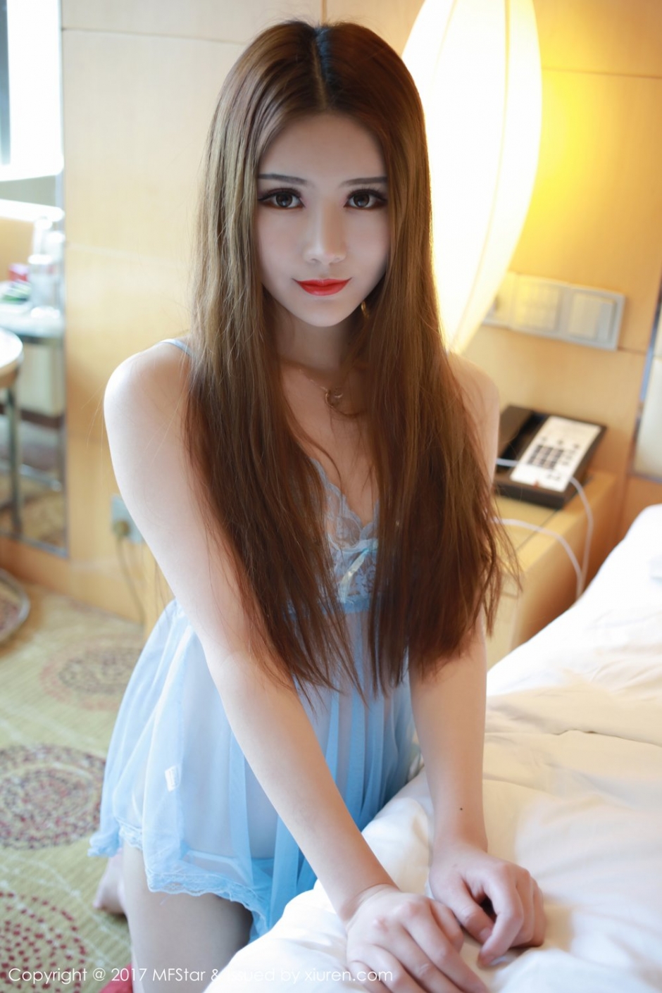 美女模特蒋小静蕾丝睡衣性感写真