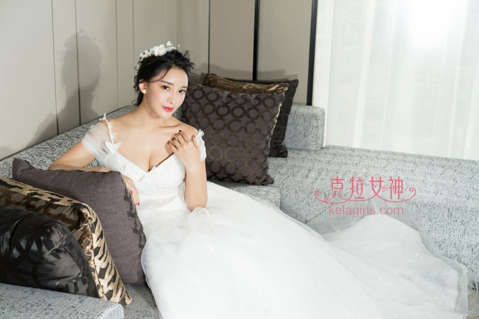 美女模特小西白色婚纱写真酥胸诱人