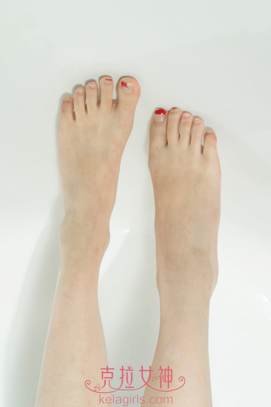 玉足女神依依浴室性感写真酥胸诱惑