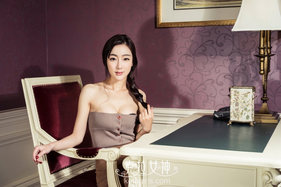 克拉女神模特依依性感写真身姿诱人