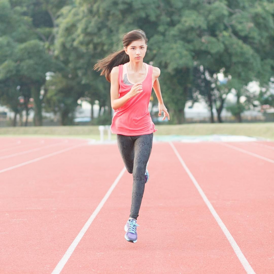 阳光美少女凡妮莎户外写真笑容迷人