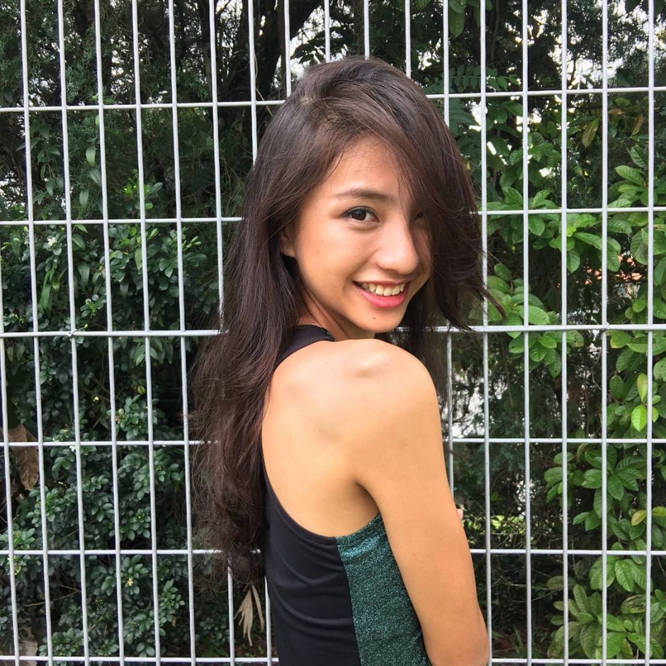 阳光美少女凡妮莎户外写真笑容迷人