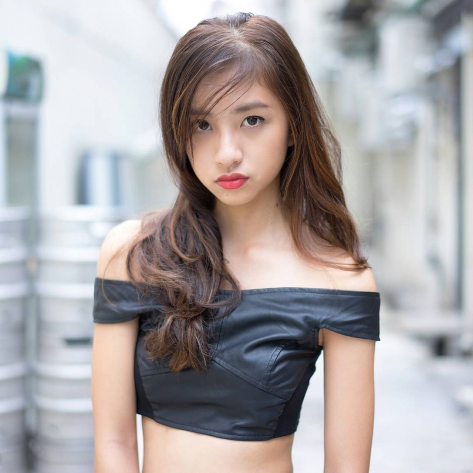 阳光美少女凡妮莎户外写真笑容迷人