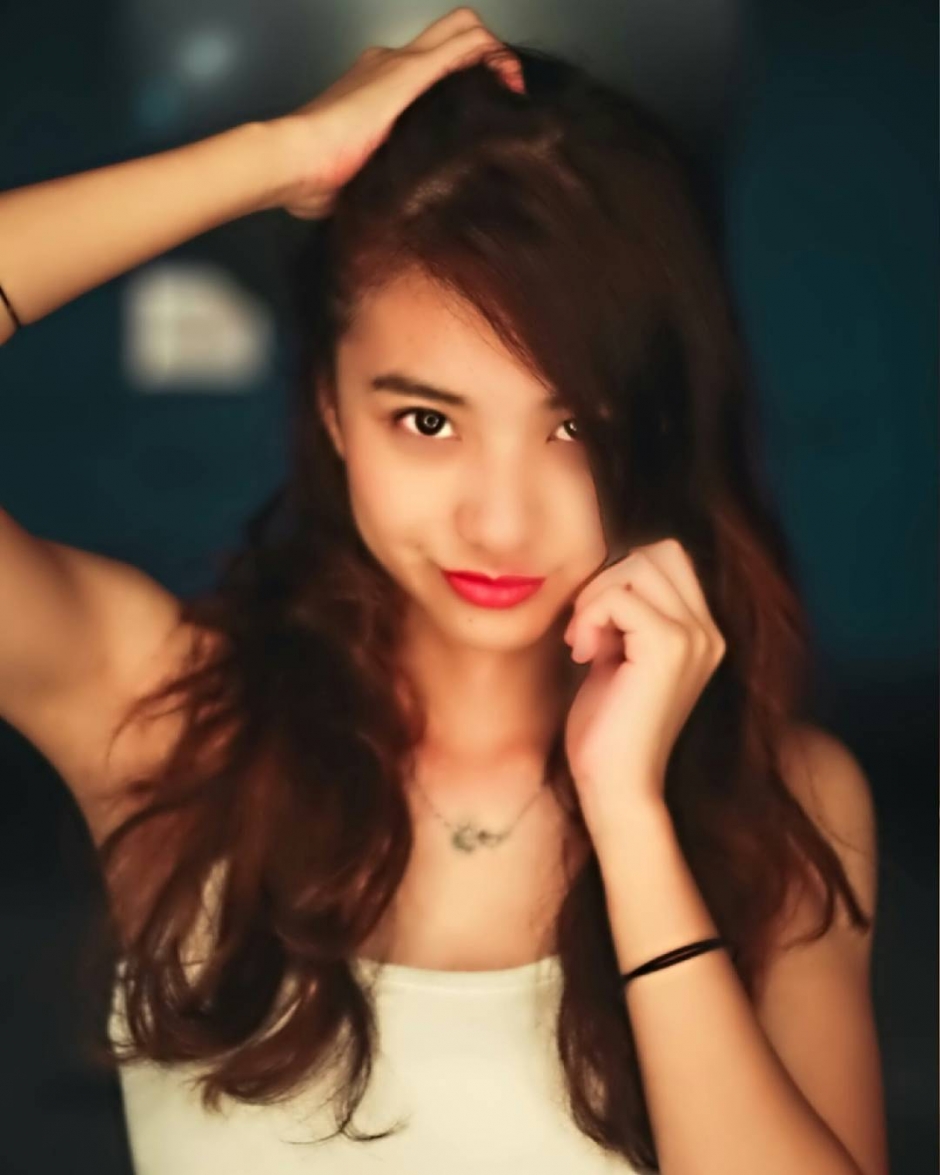 阳光美少女凡妮莎户外写真笑容迷人