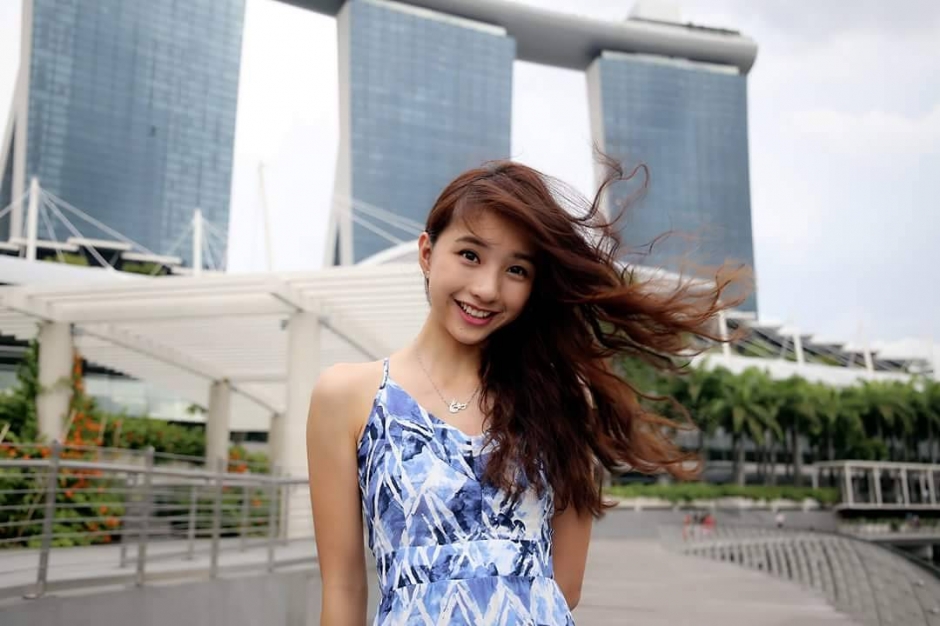 阳光美少女凡妮莎户外写真笑容迷人