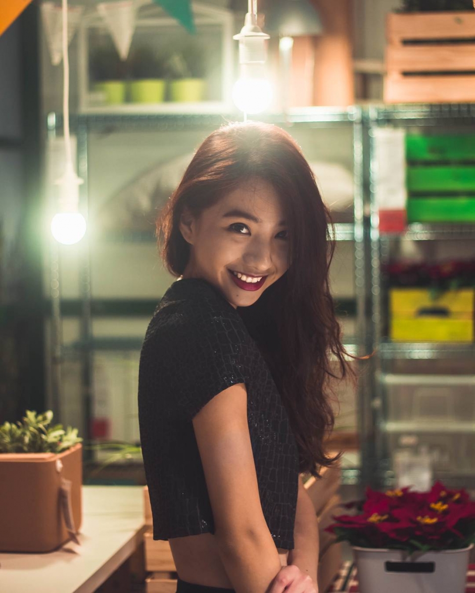 阳光美少女凡妮莎户外写真笑容迷人