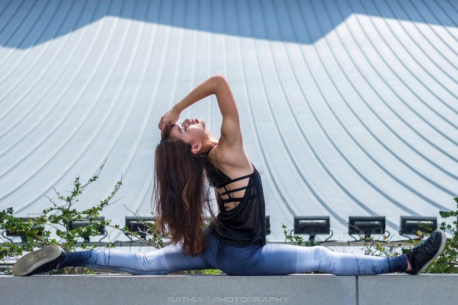 阳光美少女凡妮莎户外写真笑容迷人