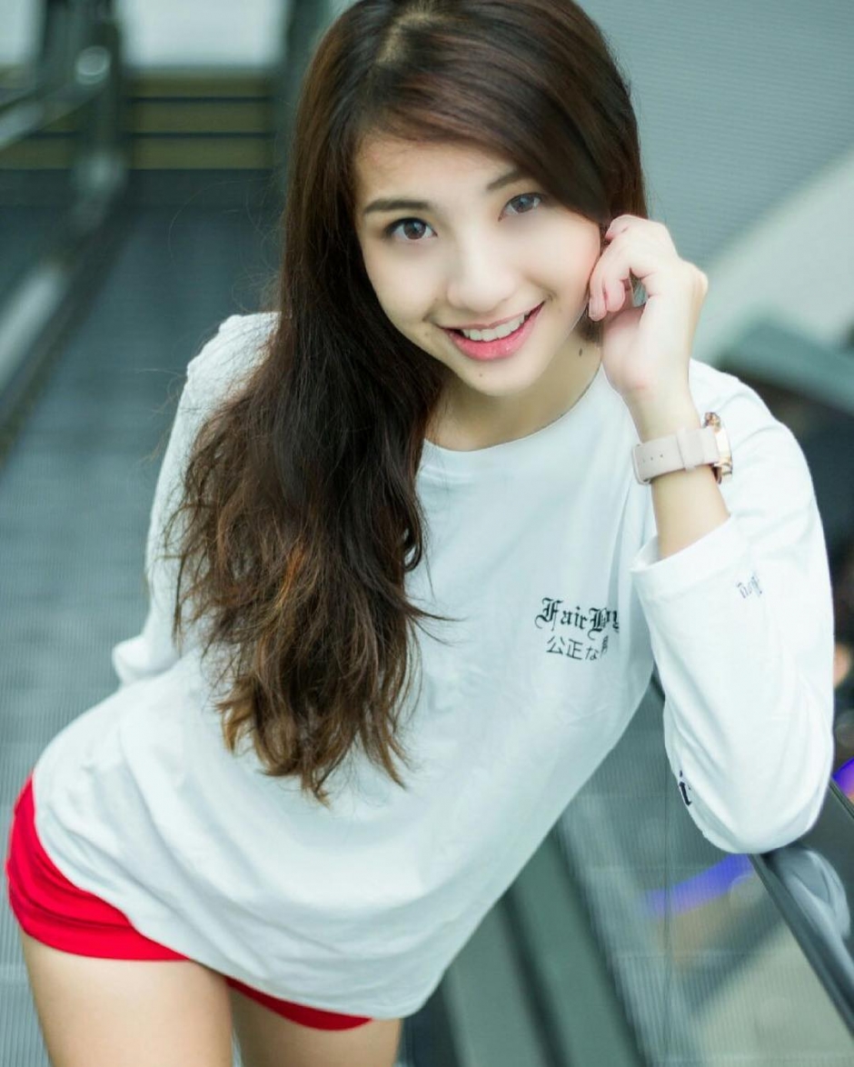 阳光美少女凡妮莎户外写真笑容迷人