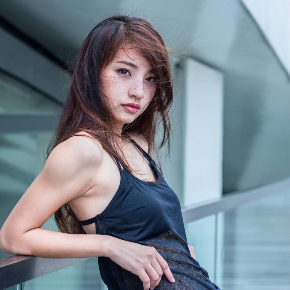 阳光美少女凡妮莎户外写真笑容迷人