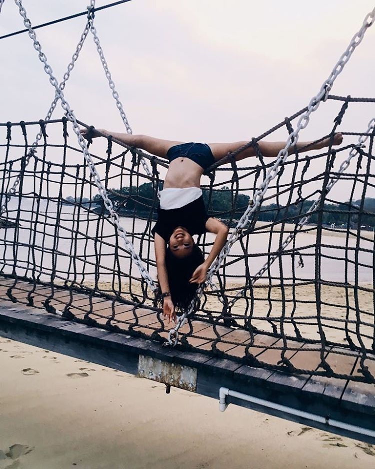 阳光美少女凡妮莎户外写真笑容迷人