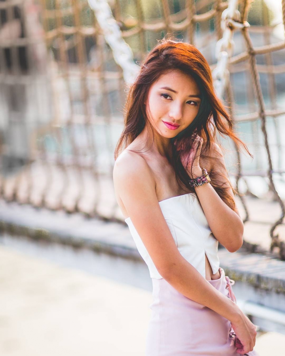 阳光美少女凡妮莎户外写真笑容迷人