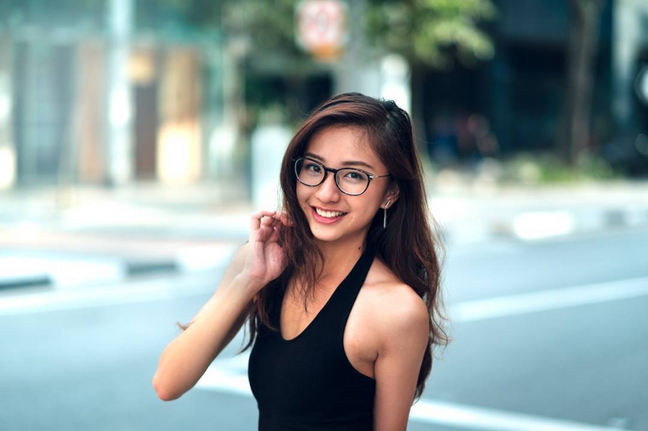 阳光美少女凡妮莎户外写真笑容迷人