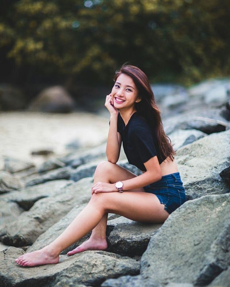 阳光美少女凡妮莎户外写真笑容迷人