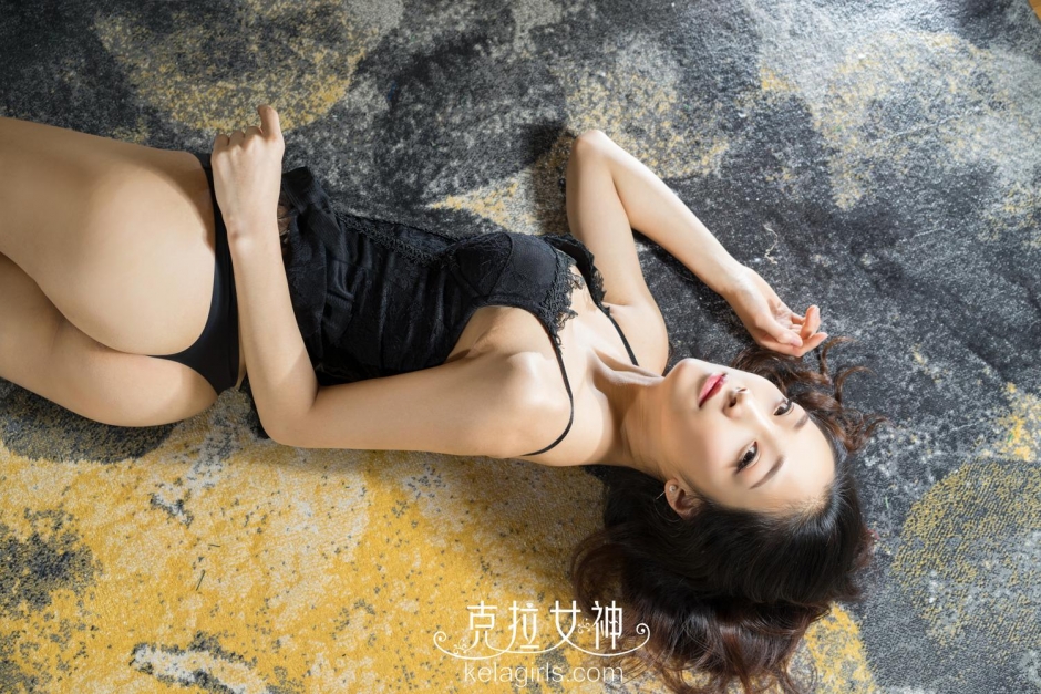 气质美女静静塑身内衣写真长腿迷人