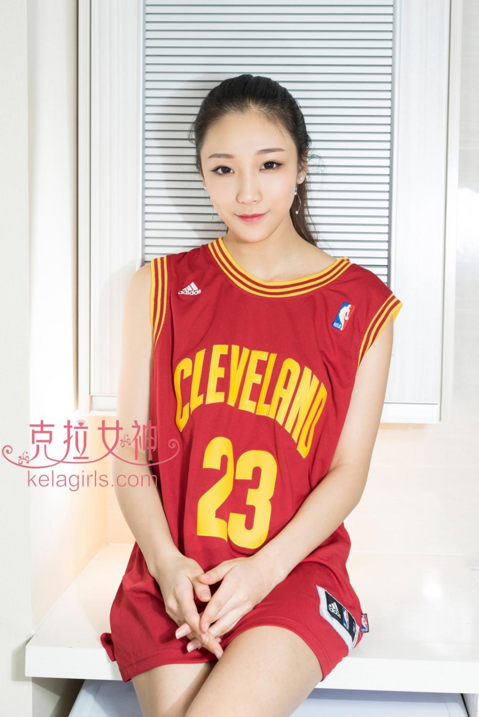 气质美女静静塑身内衣写真长腿迷人