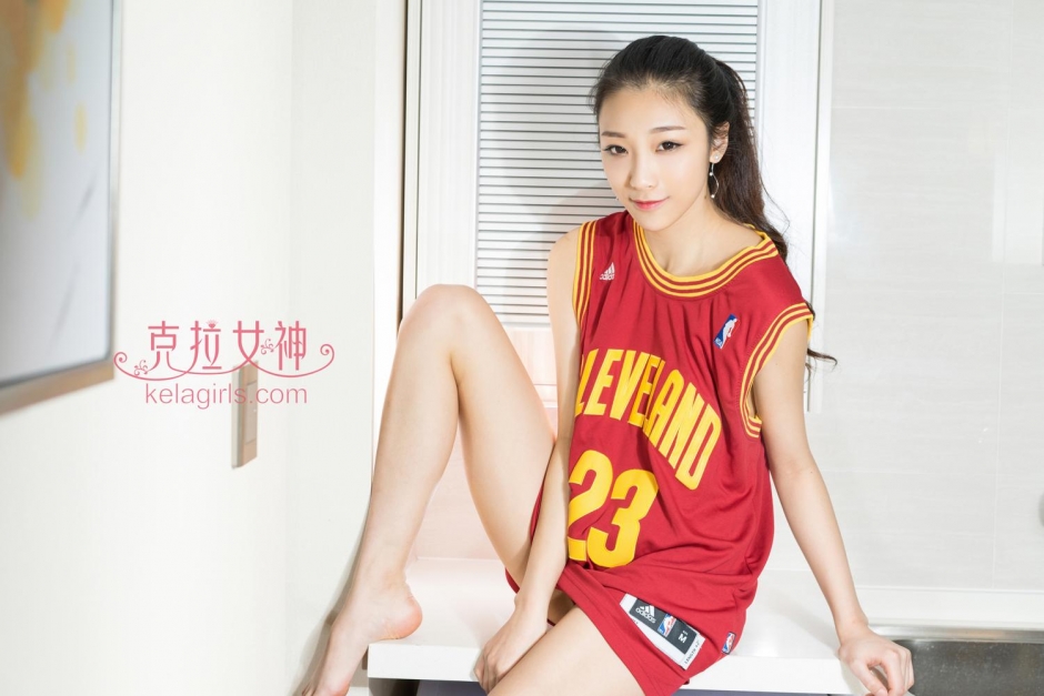 气质美女静静塑身内衣写真长腿迷人