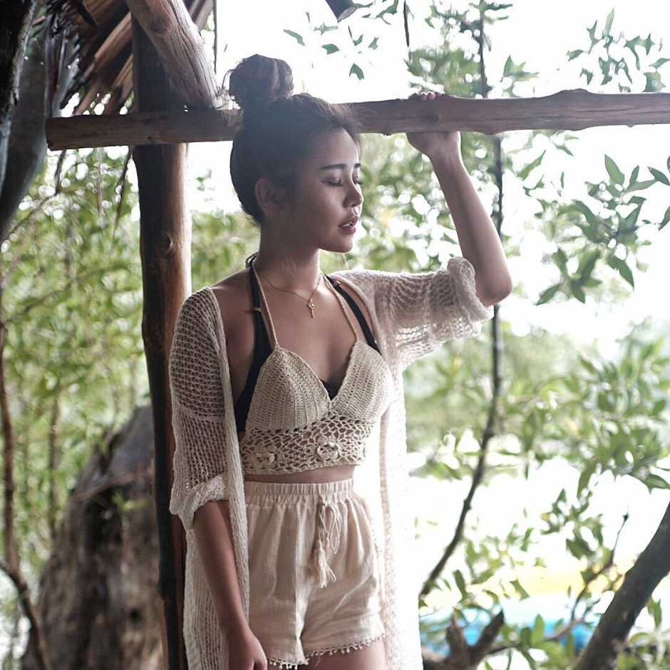 新加坡车模Aylna捆绑式泳衣秀美好身材