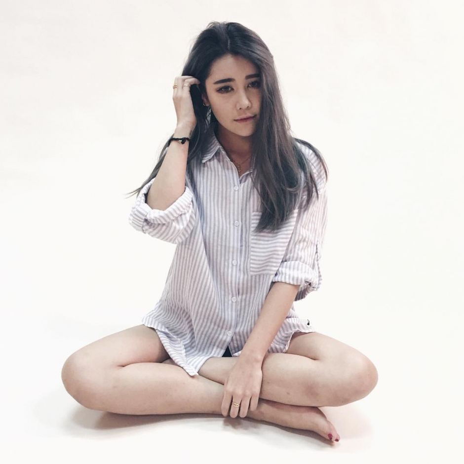 新加坡车模Aylna捆绑式泳衣秀美好身材