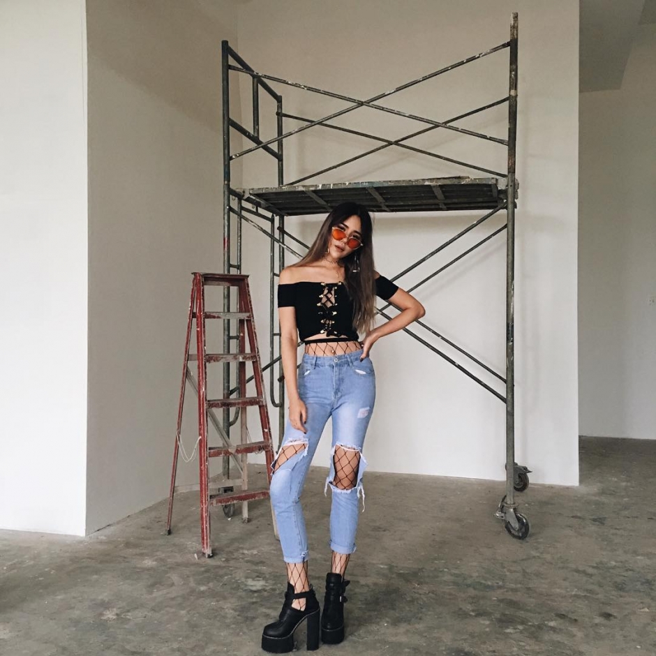 新加坡车模Aylna捆绑式泳衣秀美好身材