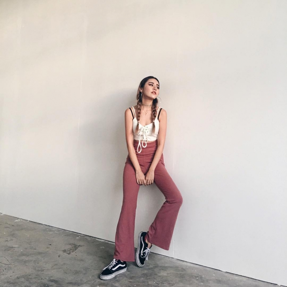 新加坡车模Aylna捆绑式泳衣秀美好身材