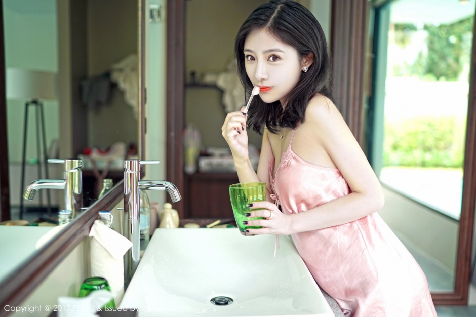 气质美女施忆佳短裙写真美丽动人