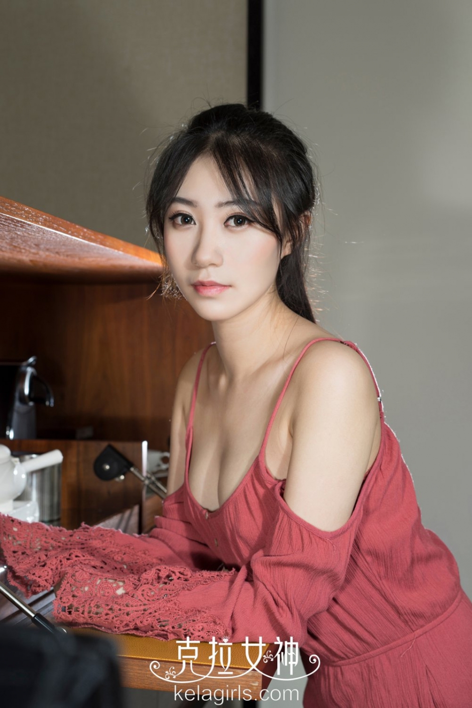 美女嫩模小鹿私房写真酥胸诱人