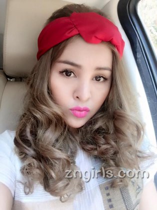 性感女神Denny Kwan黑色吊带裙私房照