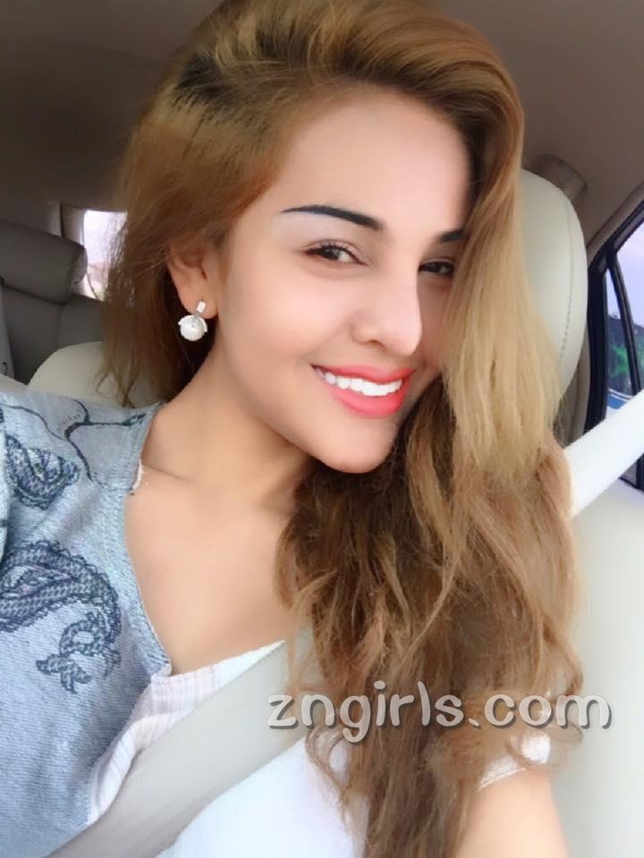 性感女神Denny Kwan黑色吊带裙私房照