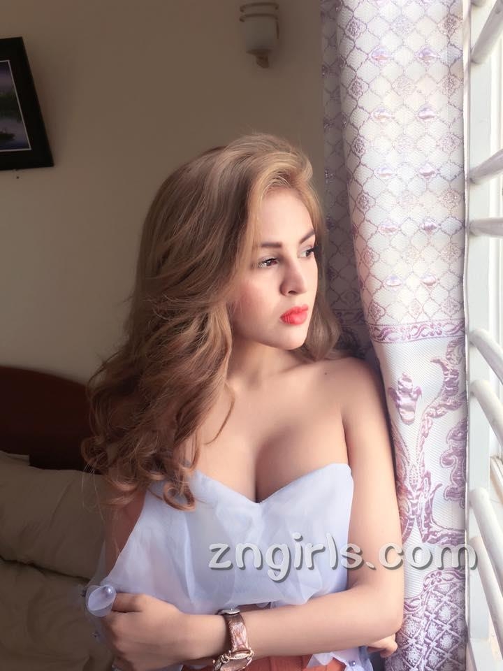 性感女神Denny Kwan黑色吊带裙私房照