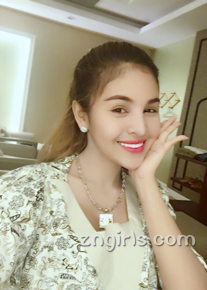 性感女神Denny Kwan黑色吊带裙私房照