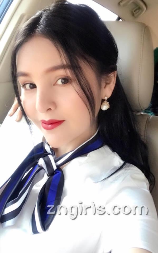 性感女神Denny Kwan黑色吊带裙私房照